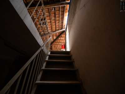 ...e salendo delle strette scale raggiungiamo ora il bellissimo sottotetto in legno...